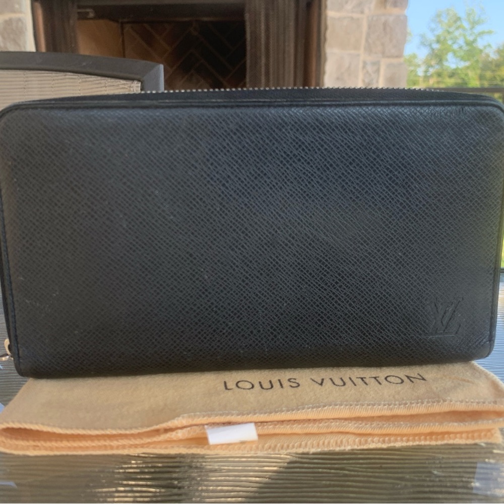 ‼️SOLD‼️ Louis Vuitton Taiga Leather Black Zippy Organizer Wallet